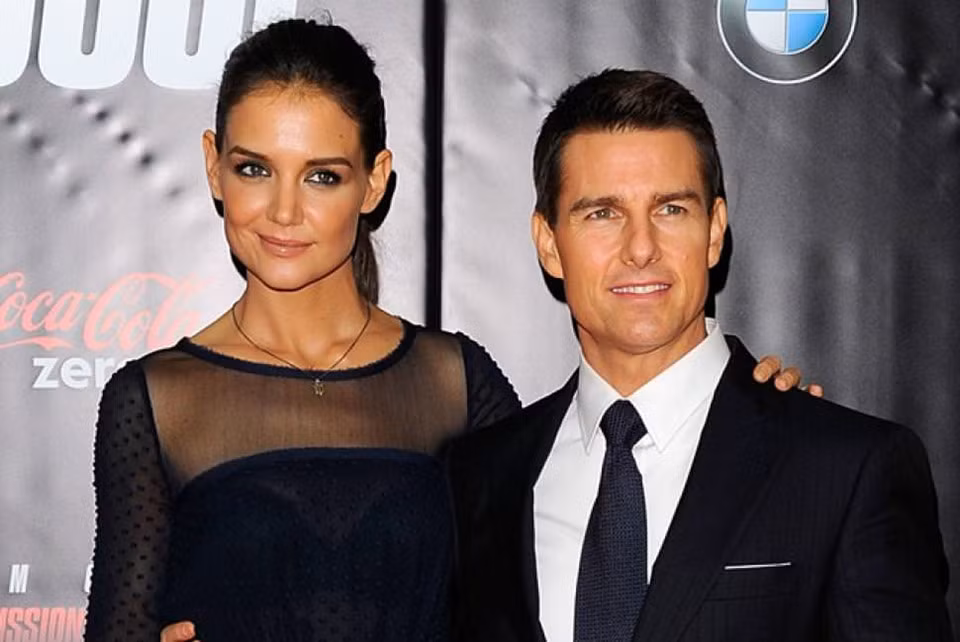 2. Tom Cruise và Katie Holmes: Tom Cruise từng là người đàn ông khiến cả thế giới ghen tỵ vì có sự nghiệp lẫy lừng, người vợ Katie Holmes giỏi giang, xinh đẹp và con gái Suri đáng yêu. Thế nhưng mọi thứ chỉ kéo dài trong 7 năm, ngày 29/6/2012, Katie Holmes chính thức đệ đơn ly hôn Tom Cruise. Cuộc chia tay giữa hai ngôi sao đình đám Hollywood khiến cả thế giới bất ngờ bởi một tổ ấm như mơ lại đổ vỡ quá nhanh và việc giải quyết cũng diễn ra chóng vánh trong 10 ngày.