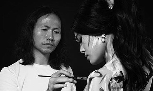 Một họa sĩ đang vẽ bodypainting (ảnh minh họa)