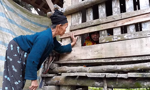 Tieng hat nao ne cua chang trai 14 nam song trong cui go