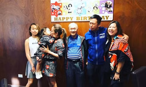 Trần Tuệ Linh "thay chồng" tổ chức sinh nhật cho bố tại New Zealand.