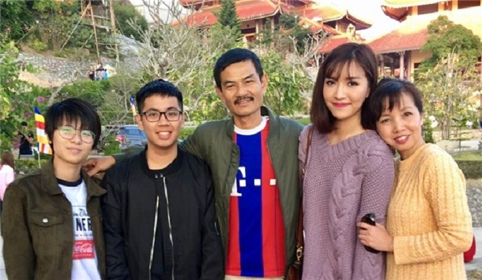 Bích Phương và gia đình của mình. Nữ ca sĩ còn có một em trai.