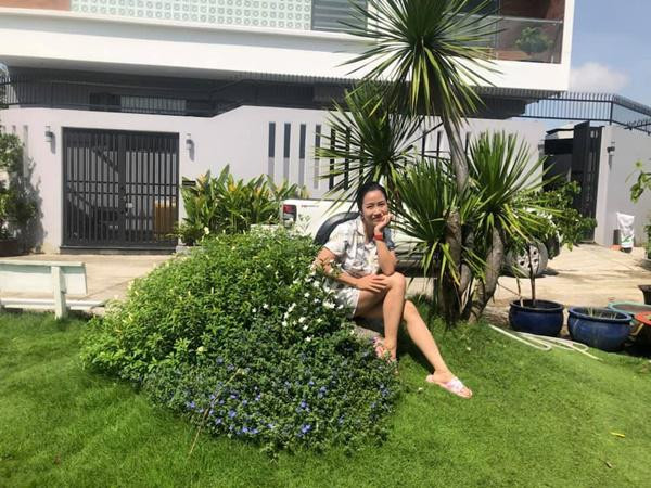 Tháng 4/2018, gia đình MC Ốc Thanh Vân dọn về căn biệt thự mới vào đúng dịp Lễ phục sinh. Nữ MC cho biết đây là thành quả của vợ chồng cô sau thời gian gian vất vả. Trước đó, gia đình Ốc Thanh Vân sống trong một căn hộ cao cấp có diện tích rộng nhưng vì muốn có thêm không gian cho 3 con vui chơi thoải mái, vợ chồng cô đã tiết kiệm để xây dựng tổ ấm khang trang mới này.