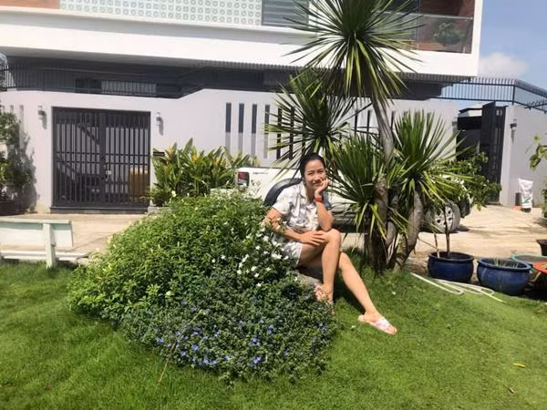 Tháng 4/2018, gia đình MC Ốc Thanh Vân dọn về căn biệt thự mới vào đúng dịp Lễ phục sinh. Nữ MC cho biết đây là thành quả của vợ chồng cô sau thời gian gian vất vả. Trước đó, gia đình Ốc Thanh Vân sống trong một căn hộ cao cấp có diện tích rộng nhưng vì muốn có thêm không gian cho 3 con vui chơi thoải mái, vợ chồng cô đã tiết kiệm để xây dựng tổ ấm khang trang mới này.