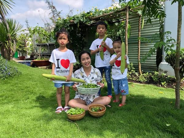 Ốc Thanh Vân cùng các con thu hoạch "thành quả" do ông xã tự tay vun trồng.