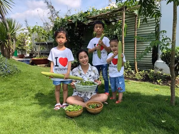 Ốc Thanh Vân cùng các con thu hoạch "thành quả" do ông xã tự tay vun trồng.