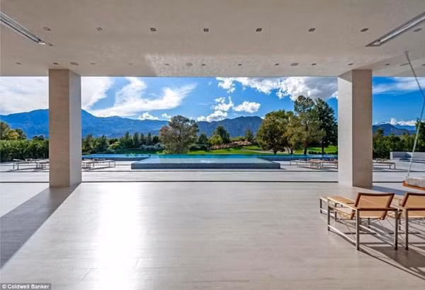 Căn biệt thự không khác gì khu nghỉ dưỡng.