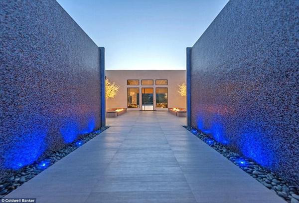 Được biết, ngôi biệt thự trên có 7 phòng ngủ, diện tích lên tới 1.022 mét vuông. Những hình ảnh về ngôi nhà hoành tráng mang phong cách hiện đại này sau khi được hé lộ đã làm không ít người phải kinh ngạc. Tọa lạc gần nơi tổ chức lễ hội âm nhạc Coachella Valley Music and Arts Festival, ngôi biệt thự sang chảnh vừa tậu cũng chính là nơi mà Kylie Jenner lần đầu gặp gỡ bạn trai Travis Scott của cô.