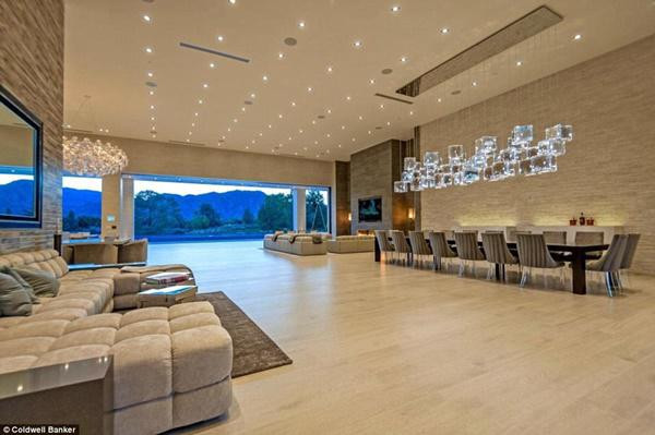 Ngoài 7 phòng ngủ bên trong còn có khu ăn uống, vui chơi...