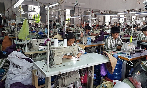 Lầu Thị Bách cùng các phạm nhân ở đang lao động ở đội may mặc .