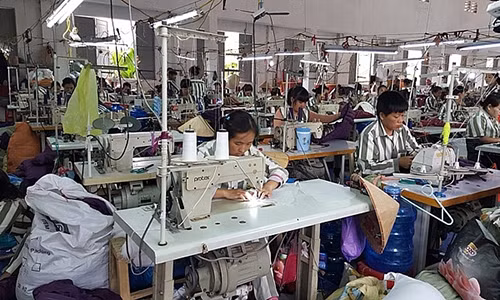 Lầu Thị Bách cùng các phạm nhân ở đang lao động ở đội may mặc .