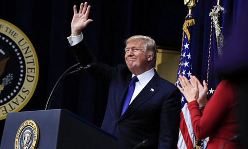 Ông Trump cao 1,90 mét và nặng 108 kg.