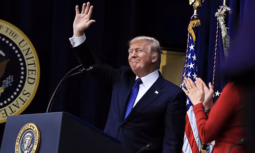 Ông Trump cao 1,90 mét và nặng 108 kg.