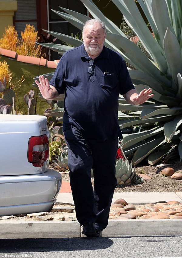 Thực tế, theo Dailymail, cha Meghan Markle rất khỏe mạnh sau 2 ngày ông báo phẫu thuật tim. Hình ảnh này tố cáo Thomas Markle đang nói dối về tình cảm của mình.