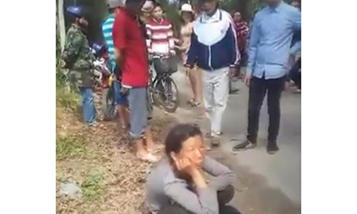 Người phụ nữ nước ngoài bị dân bao vây do bị nghi thôi miên nam thanh niên ở Thừa Thiên - Huế. (Ảnh cắt từ clip)
