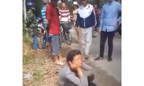Người phụ nữ nước ngoài bị dân bao vây do bị nghi thôi miên nam thanh niên ở Thừa Thiên - Huế. (Ảnh cắt từ clip)