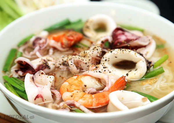 Hủ tiếu mực hấp dẫn với những miếng mực tươi ngon. Ảnh: I.T