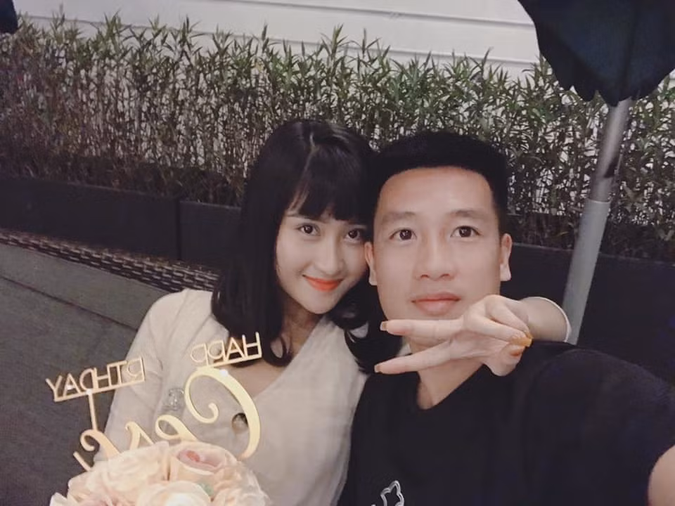 Chuyen tinh 'coc di tim trau' cua tien ve Huy Hung va hot girl-Hinh-2