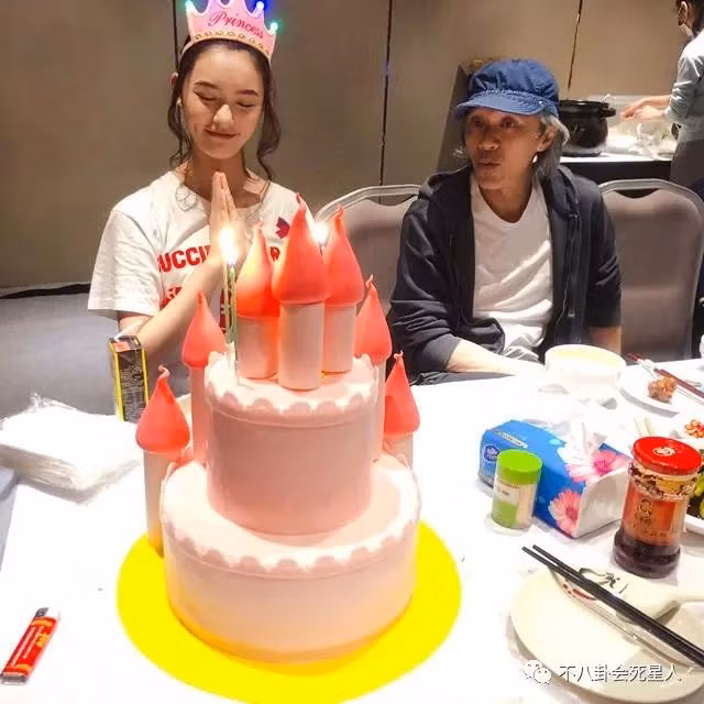 Nhiều cư dân mạng cho rằng việc Châu Tinh Trì già đi nhanh chóng là bởi sự vất vả, hao tổn tâm sức trên phim trường. Ông vốn nổi tiếng là một người điên cuồng vì công việc và dành nhiều tâm huyết cho mỗi tác phẩm mình đạo diễn. Tuy nhiên, lý do chính khiến Châu Tinh Trì ngày một yếu là bởi ông từng hiến tặng tủy xương. Ngoài việc hiến tặng tủy xương của chính mình, ông còn giúp nhiều bệnh nhân tìm thấy tủy xương phù hợp và cung cấp cho họ sự hỗ trợ tài chính cần thiết.