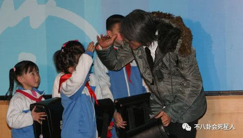 Châu Tinh Trì trong các hoạt động từ thiện vì trẻ em.