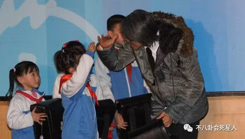 Châu Tinh Trì trong các hoạt động từ thiện vì trẻ em.