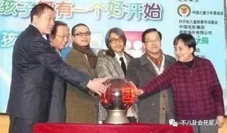 Ngoài ra, Tinh gia còn được biết đến là một trong những nghệ sĩ rất chăm chỉ với các hoạt động từ thiện. Ông từng chia sẻ khi đi làm từ thiện, cùng những đứa trẻ vui đùa là lúc ông cảm thấy hạnh phúc nhất. Khi được phóng viên hỏi bao giờ sẽ sinh con, Châu Tinh Trì trả lời: "Không quan trọng, xung quanh đều là trẻ em, đâu cần phải phức tạp hóa mọi chuyện như thế".