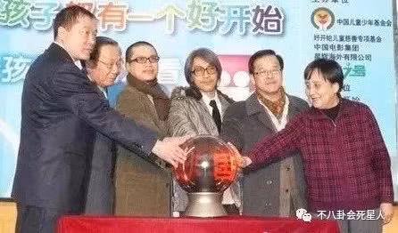 Ngoài ra, Tinh gia còn được biết đến là một trong những nghệ sĩ rất chăm chỉ với các hoạt động từ thiện. Ông từng chia sẻ khi đi làm từ thiện, cùng những đứa trẻ vui đùa là lúc ông cảm thấy hạnh phúc nhất. Khi được phóng viên hỏi bao giờ sẽ sinh con, Châu Tinh Trì trả lời: "Không quan trọng, xung quanh đều là trẻ em, đâu cần phải phức tạp hóa mọi chuyện như thế".