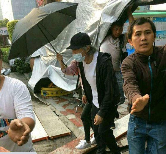 Mới đây, loạt ảnh Châu Tinh Trì trên phim trường Mỹ nhân ngư 2 thu hút nhiều sự chú ý trên mạng xã hội. Khác với hình ảnh nhanh nhẹn mạnh khỏe hồi còn trẻ, ở tuổi 56, vua hài Hong Kong trông vô cùng gầy yếu, tóc bạc trắng. Nhiều cư dân mạng không khỏi lo lắng trước sức khỏe suy sụp quá nhanh của Tinh gia.