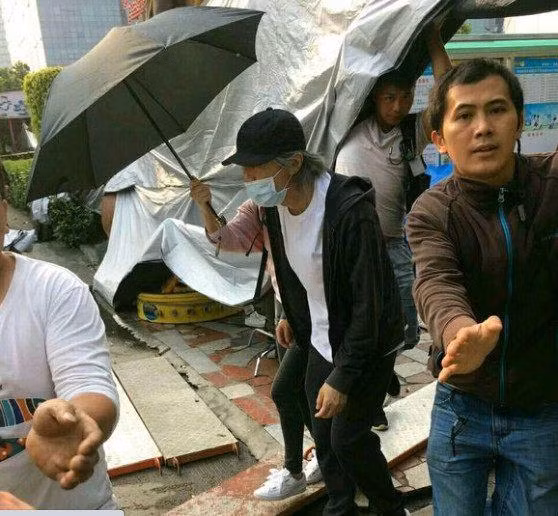 Mới đây, loạt ảnh Châu Tinh Trì trên phim trường Mỹ nhân ngư 2 thu hút nhiều sự chú ý trên mạng xã hội. Khác với hình ảnh nhanh nhẹn mạnh khỏe hồi còn trẻ, ở tuổi 56, vua hài Hong Kong trông vô cùng gầy yếu, tóc bạc trắng. Nhiều cư dân mạng không khỏi lo lắng trước sức khỏe suy sụp quá nhanh của Tinh gia.