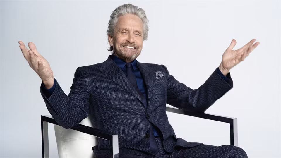 Theo phác đồ điều trị, Michael Douglas trải điều trị bức xạ và hóa trị 5 ngày mỗi tuần và theo chu kỳ 3 tuần một lần. Ông phải hạn chế tối đa các hoạt động hàng ngày và tuân thủ chế độ ăn với các thực đơn bồi bổ chuyên biệt. Sau 6 tháng chiến đấu cùng bệnh tật, Michael Douglas thông báo chính thức vượt qua căn bệnh ung thư lưỡi.