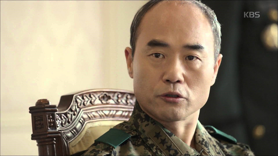 Kang Shin Il: Nam diễn viên 58 tuổi là gương mặt quen thuộc với khán giả màn ảnh nhỏ, đặc biệt là qua vai diễn Trung tướng Yoon trong Hậu duệ mặt trời. Kang Shin Il đã đối mặt với căn bệnh ung thư gan từ nhiều năm nay. Ông từng cắt bỏ 1/3 lá gan trong quá trình điều trị bệnh ung thư.