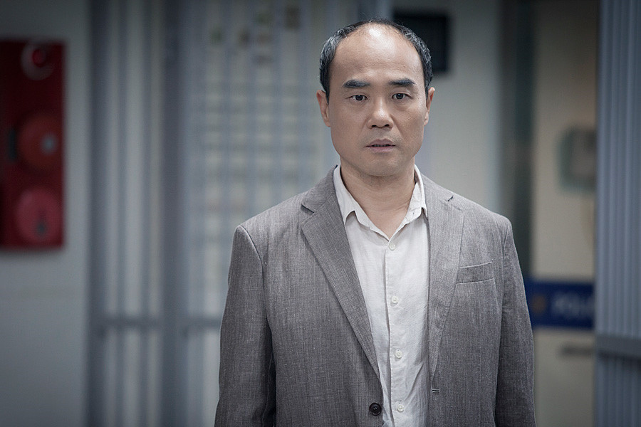 Ông được chẩn đoán mắc căn bệnh hiểm nghèo vào năm 2007. Thời điểm đó, Kang đang ghi hình bộ phim Cô dâu hoàng kim của đài KBS. Ông phải chịu đựng những cơn đau do bệnh tật để hoàn thành nốt các cảnh quay. Sau khi kết thúc tác phẩm, Kang Shin Il tạm rời xa showbiz, cùng gia đình chuyển về vùng quê sinh sống và chữa bệnh. Năm 2012, ông vượt qua căn bệnh ung thư gan, đồng thời tái xuất màn ảnh nhỏ trong tác phẩm Fermentation Family.