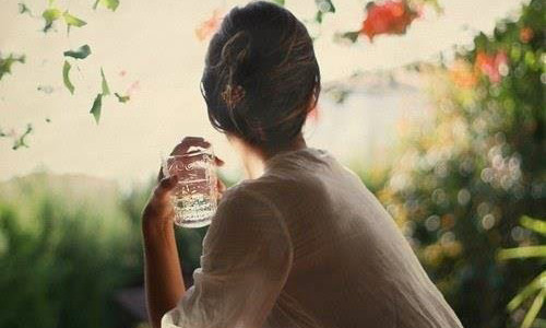 Em vẫn cứ bước bởi em yên tâm vì đã có anh bên cạnh (Ảnh minh họa).