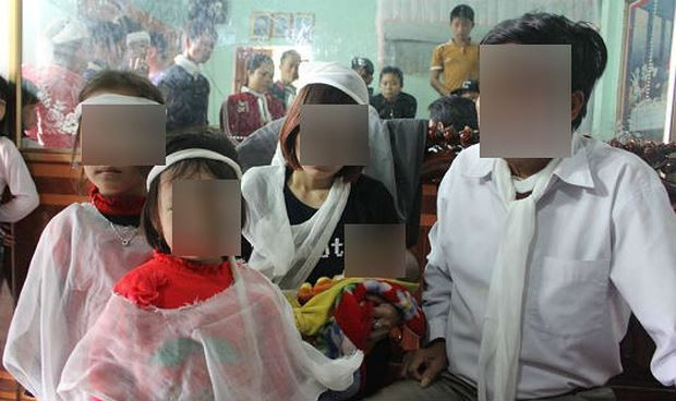 Nạn nhân qua đời để lại người vợ trẻ và 3 con nhỏ.