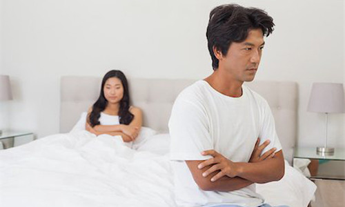 La lung voi cac cap vo chong ngu chung nhung khong dung cham