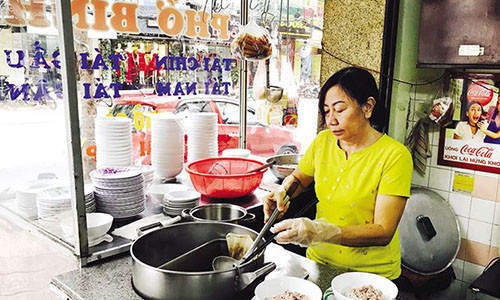 Con dâu Nguyễn Thị Thủy đang quán xuyến tiệm phở Bình.