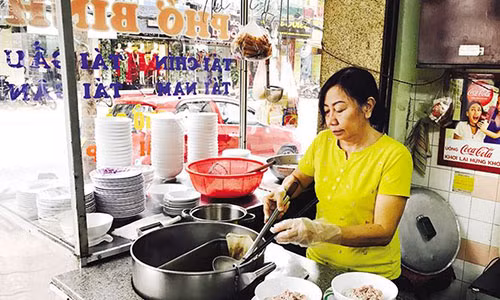 Con dâu Nguyễn Thị Thủy đang quán xuyến tiệm phở Bình.