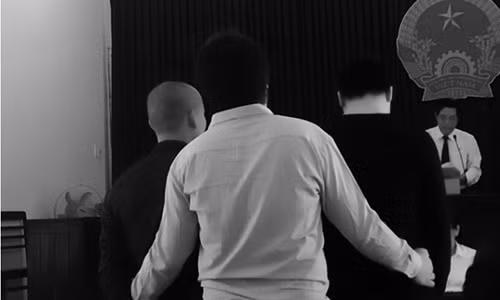 Ba bị cáo dù bị tổng mức án hơn 33 năm tù, vẫn đùa nạn nhân sau khi tòa tan: “Ở nhà không ai cưới, thì đợi anh về cưới".