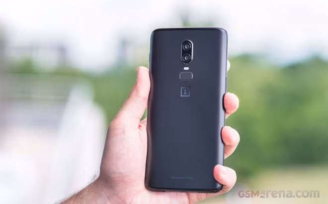 OnePlus 6 đánh bại Huawei P20 Pro để góp mặt vào một trong 2 smartphone xuất sắc nhất năm 2018.