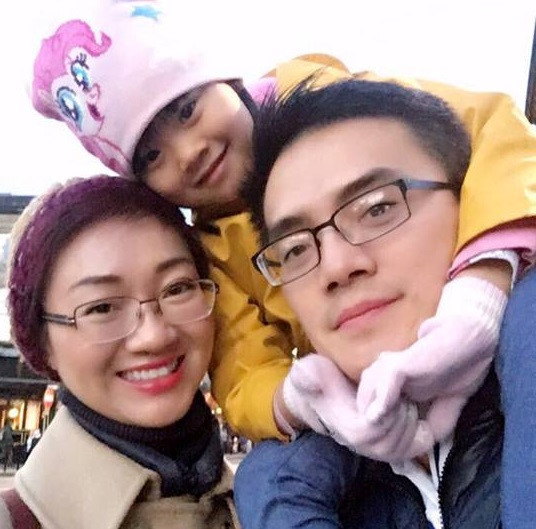 Tiến sĩ 8X cùng chồng và con gái.