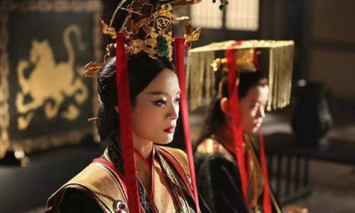 33 tuổi Hồ thị đã nắm mọi quyền lực trong tay.