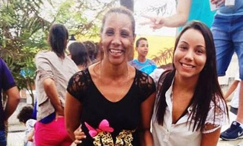 Me vo 53 tuoi dong y mang thai ho, sinh con cho con re