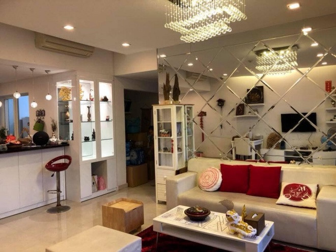 Mới đây, trên trang cá nhân của mình, Dương Hoàng Anh đã rao bán căn hộ cao cấp tại Quận 2, TP Hồ Chí Minh. Căn hộ rộng 104 m2 với hai phòng ngủ, ban công hướng Đông Nam. Không gian bên trong có tông màu chủ đạo là màu trắng với hệ thống đèn trang trí khá ấn tượng.