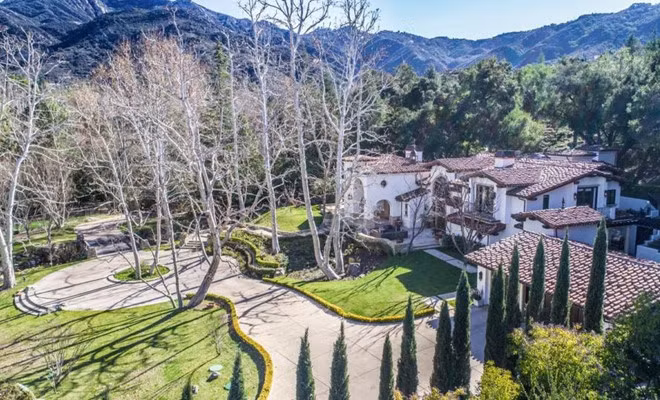 Liam mua căn biệt thự vào cuối năm 2015 với giá 9,9 triệu USD để sống cùng bạn gái Cheryl. Đây cũng là nơi Liam và Cheryl sống hạnh phúc bên con trai đầu lòng. Ngôi nhà tọa lạc tại ngọn núi hẻo lánh ở giữa Maibu và Calabasas. Tứ phía căn biệt thự được bao bọc bởi rừng và cây cối um xùm.