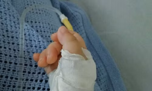 Me tre noi gian vi nguoi lon cu thich om hon con minh