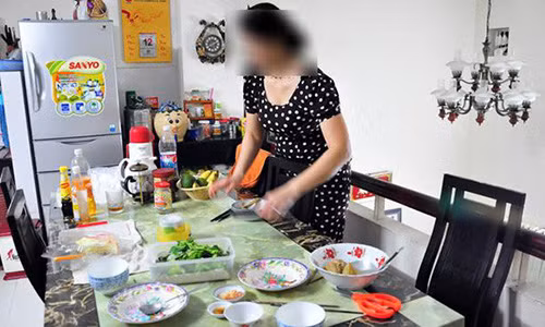 Choáng váng sở thích quái đản của giúp việc U60 với chồng tôi Choang vang so thich quai dan cua giup viec U60 voi chong toi