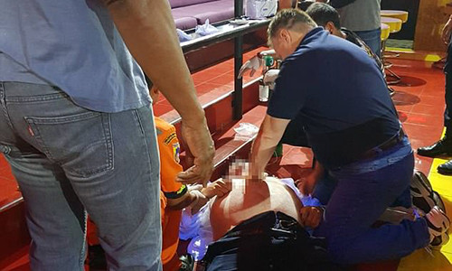 Các nhân viên trong quán sơ cứu cho nạn nhân.