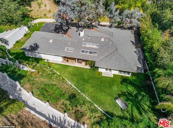 Biệt thự được bao quanh bởi nhiều cây cối, tầm nhìn núi, đảm bảo sự riêng tư cho chủ nhân. Thiết kế các phòng tối giản, thanh lịch, tràn ngập ánh sáng và vô cùng thoáng mát.