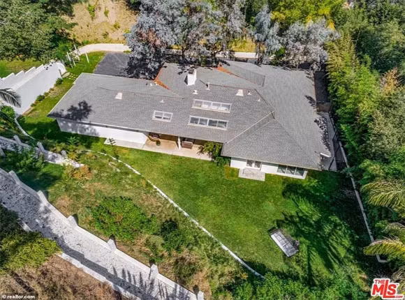 Biệt thự được bao quanh bởi nhiều cây cối, tầm nhìn núi, đảm bảo sự riêng tư cho chủ nhân. Thiết kế các phòng tối giản, thanh lịch, tràn ngập ánh sáng và vô cùng thoáng mát.