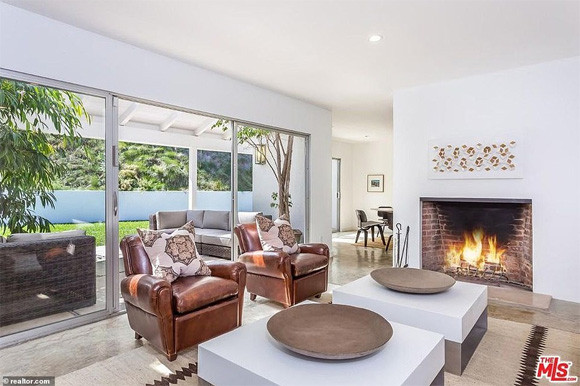 Một nguồn tin thân cận với ngôi sao nói: “Sống ở New York đã làm cho Zayn hạnh phúc hơn. Bây giờ là thời điểm anh ấy cảm thấy thích hợp để bán căn biệt thự của mình ở Anh bởi vì anh ấy không thực sự dành thời gian ở đó".