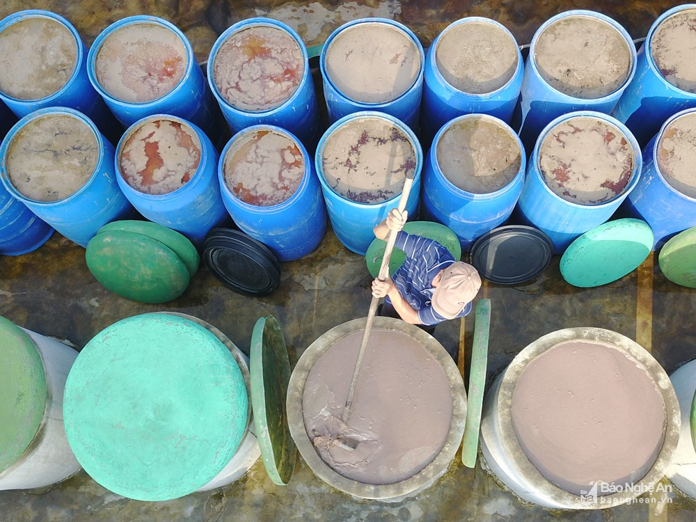 ...ruốc còn được các cơ sở thu gom đem về sấy khô bán lâu dài, cũng như chế biến thành ruốc hôi, ruốc chua... là một trong những đặc sản của vùng biển Cửa Lò được nhiều du khách tìm mua. Ảnh: Trung Hà